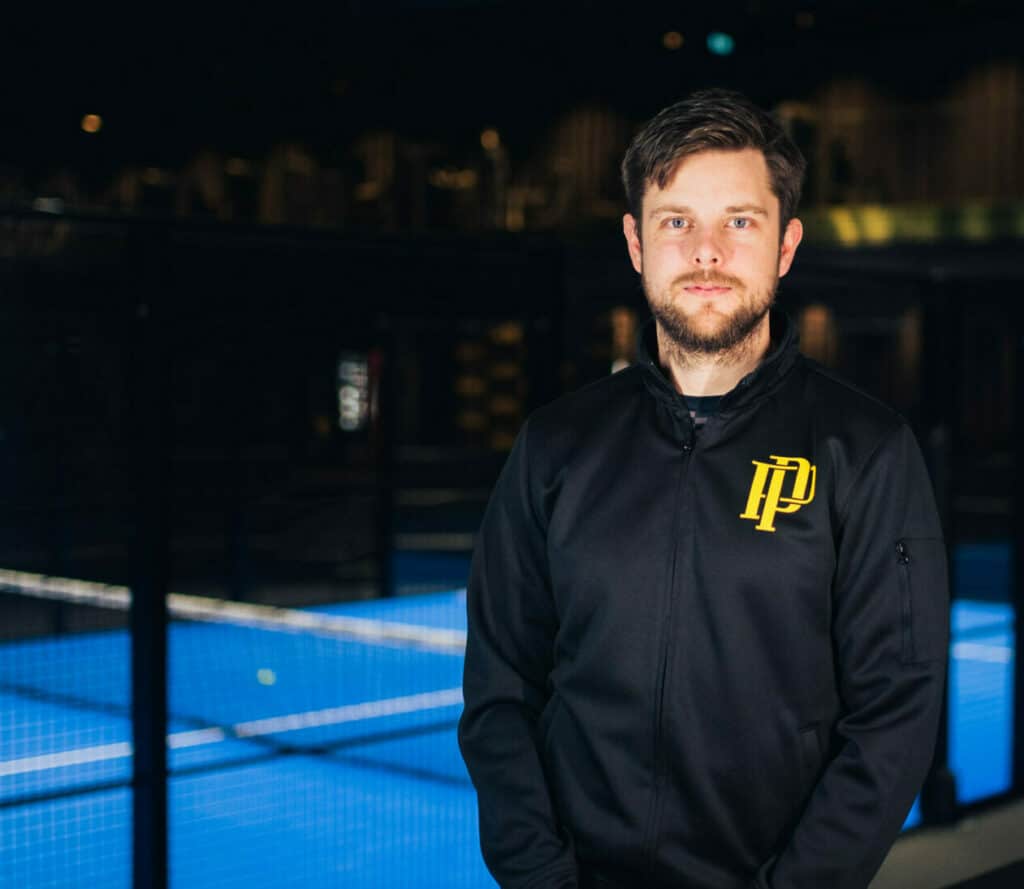 Bild på kille i padelhall